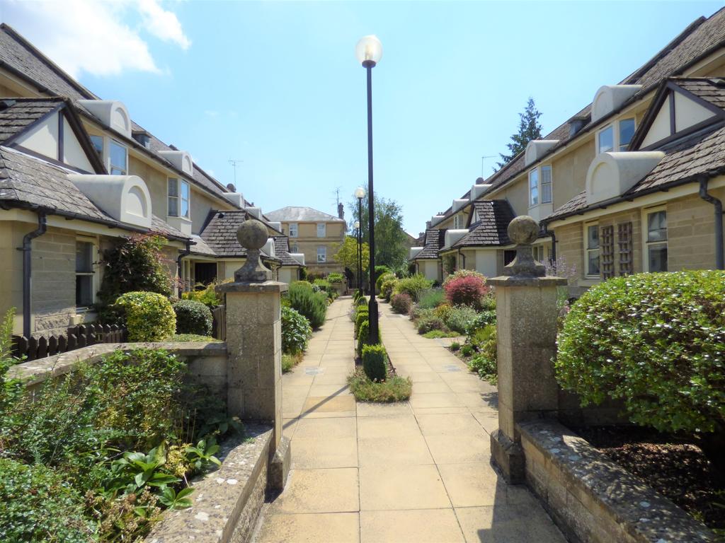 Minerva Court, Cirencester 2 bed terraced house £349,000