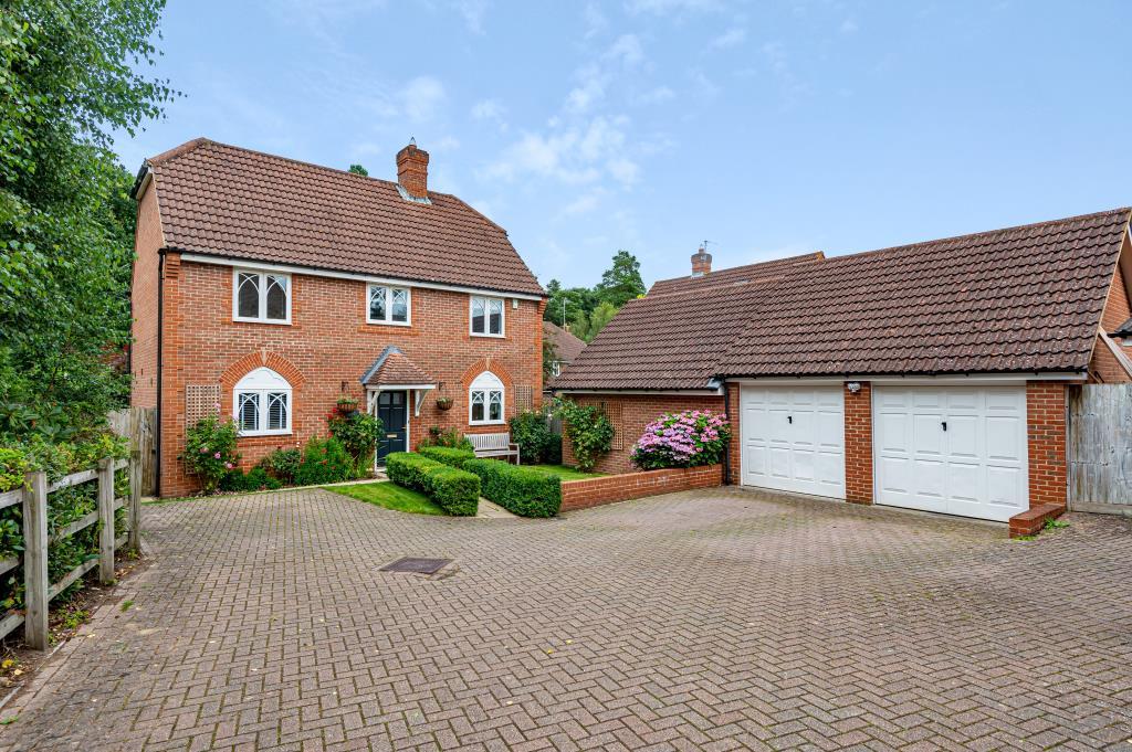 Fleet, Hampshire, GU51 4 bed detached house £650,000