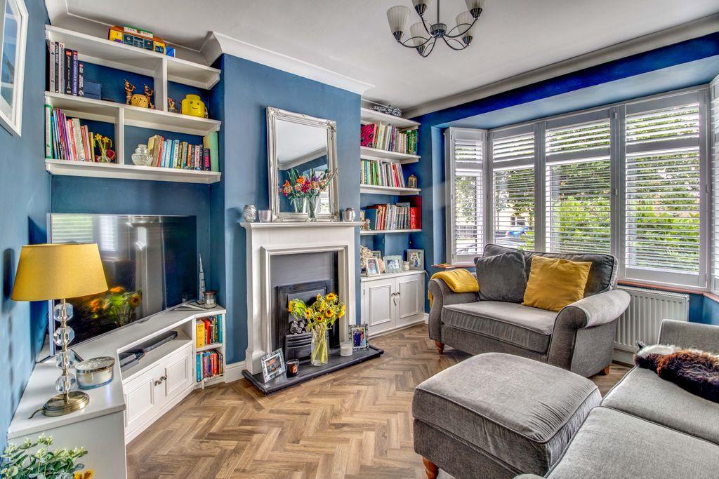 Green Lane, Addlestone KT15 2TZ 2 bed semidetached house £415,000