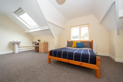 8 bedroom terraced house to rent, 10 Manor Terrace, Headingley, Leeds, LS6 1BU