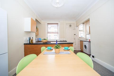 5 bedroom terraced house to rent, 11 Hessle Mount, Hyde Park, Leeds, LS6 1EP