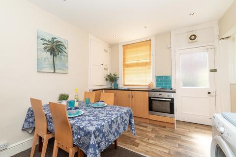 5 bedroom terraced house to rent, 13 Hessle Mount, Hyde Park, Leeds, LS6 1EP