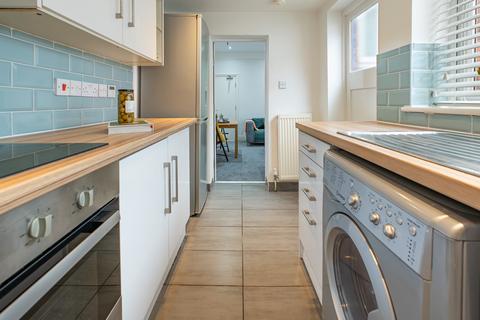 5 bedroom terraced house to rent, 16 Ash Road, Headingley, Leeds, LS6 3JF