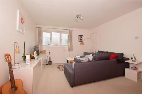 35 Tudor Walk, Leatherhead, KT22 7HX