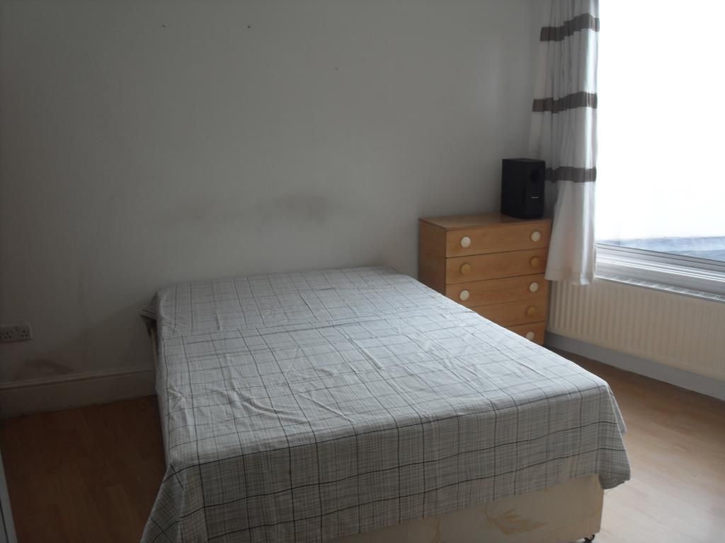 First floor double room with en suite shower for
