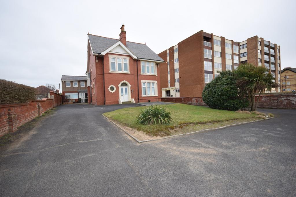North Promenade, Lytham St. Annes 2 bed apartment to rent £1,100 pcm
