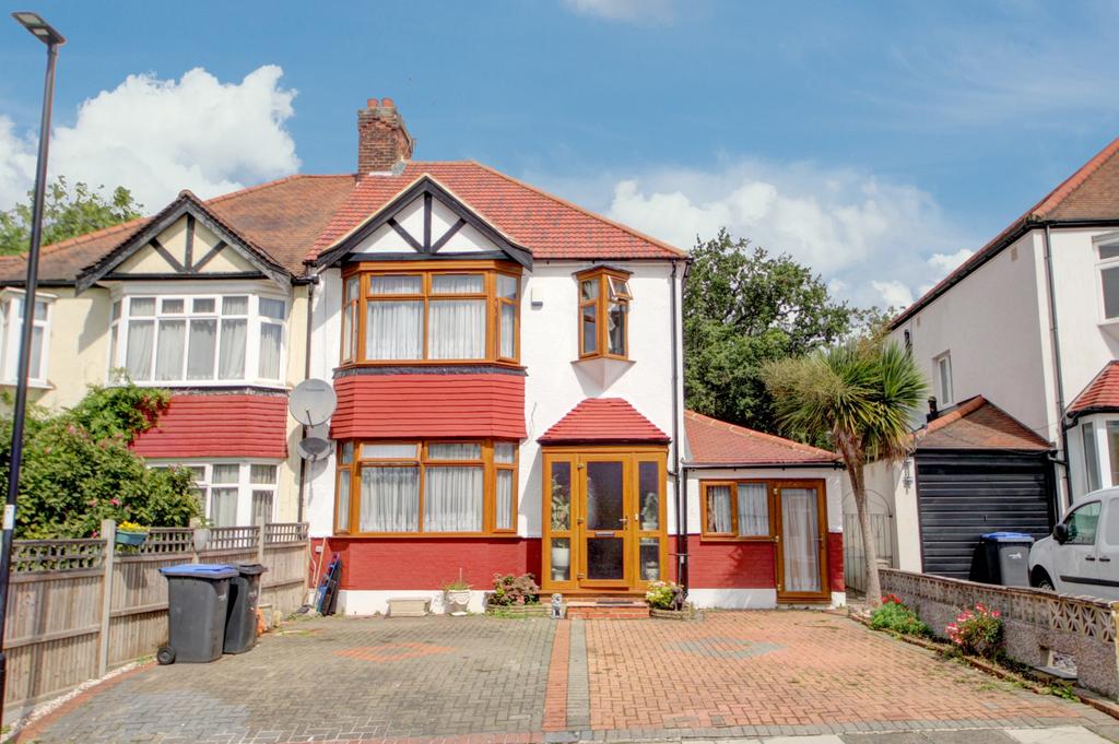Oakwood Crescent, N21 4 bed semidetached house £895,000