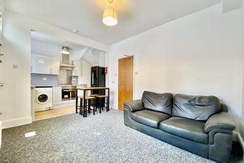 2 bedroom terraced house to rent, Harold View, Hyde Park