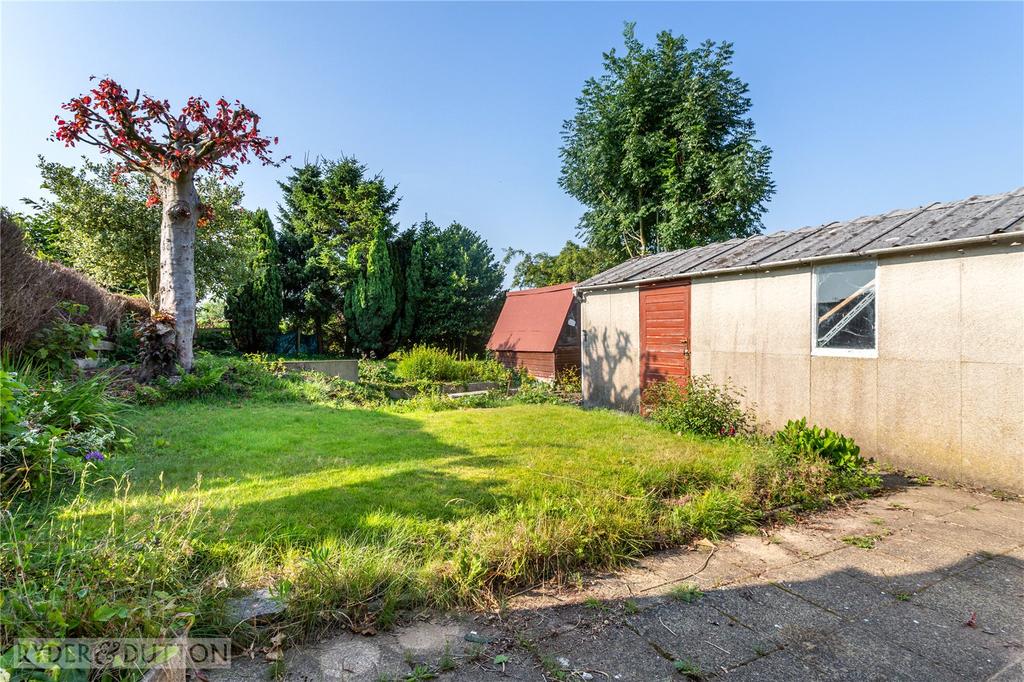 Surrey Avenue, High Crompton, Shaw, Oldham, OL2 3 bed bungalow £230,000