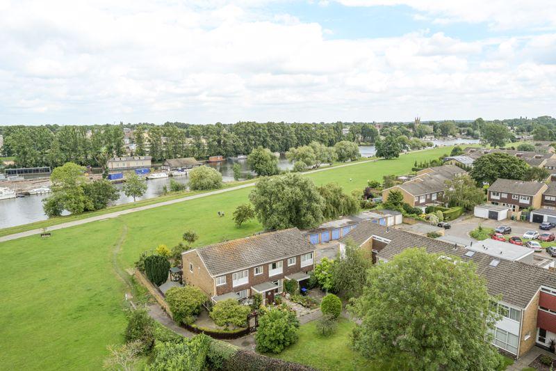 Victoria Avenue, West Molesey 2 bed flat £1,450 pcm (£335 pw)