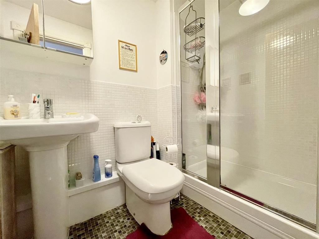 En suite shower room/wc