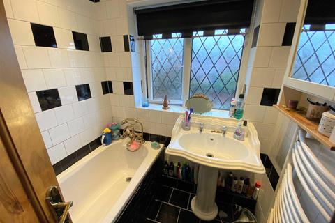 4 Dronfield Road, Manchester, M22 4AW