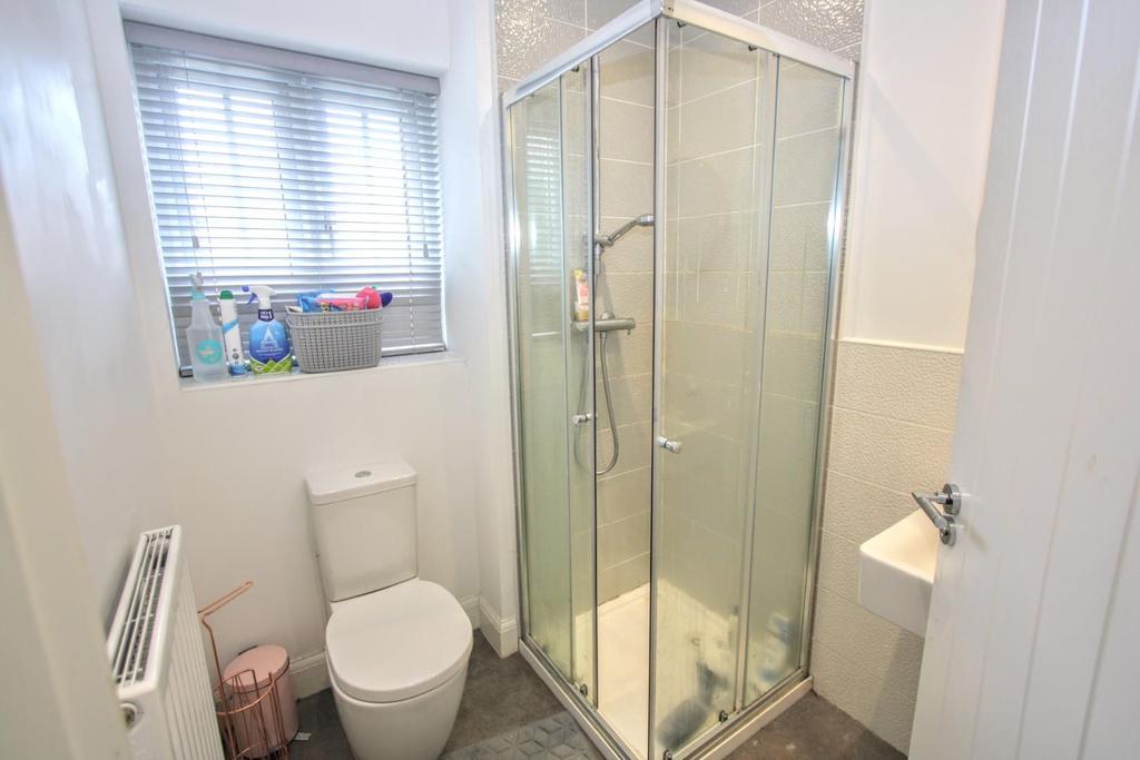 En suite shower room/w.c.