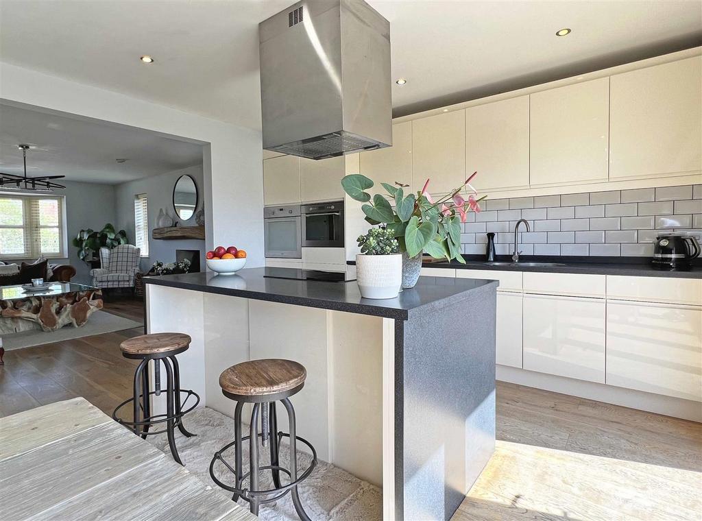Kitchen b.jpg