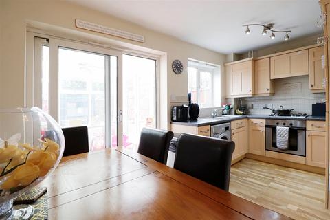 27 Moore Close, Dartford, DA2 6NN