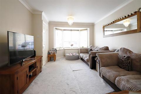 27 Moore Close, Dartford, DA2 6NN