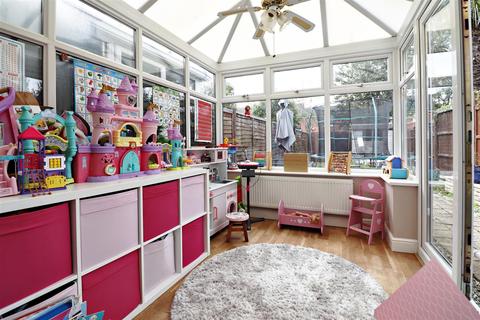27 Moore Close, Dartford, DA2 6NN