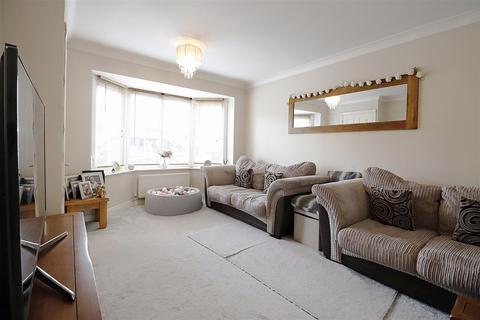 27 Moore Close, Dartford, DA2 6NN