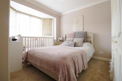 27 Moore Close, Dartford, DA2 6NN