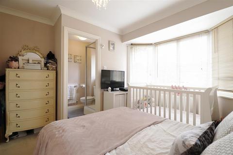 27 Moore Close, Dartford, DA2 6NN