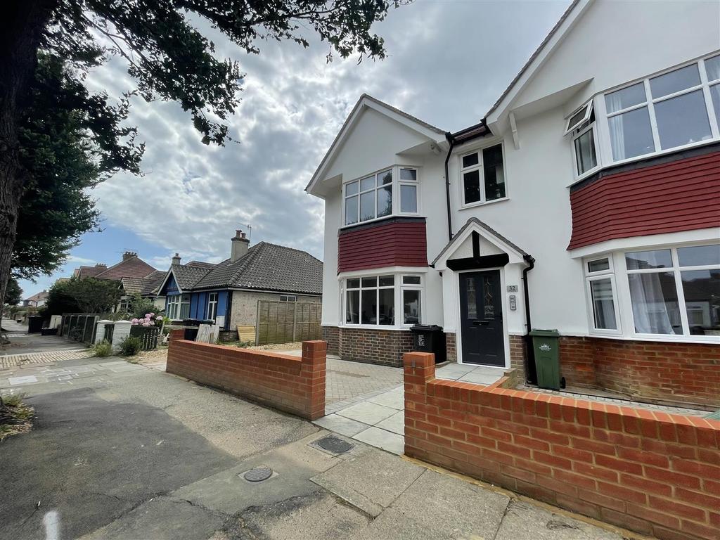 Brittany Road, Hove 3 bed flat £1,800 pcm (£415 pw)
