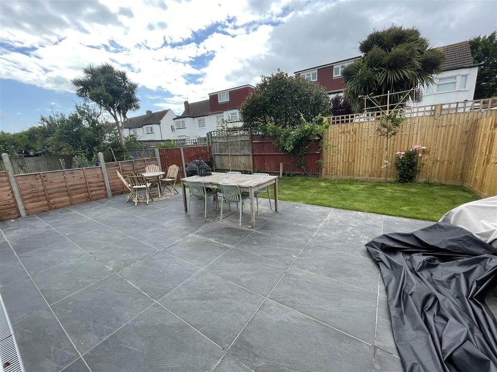 Brittany Road, Hove 3 bed flat £1,800 pcm (£415 pw)