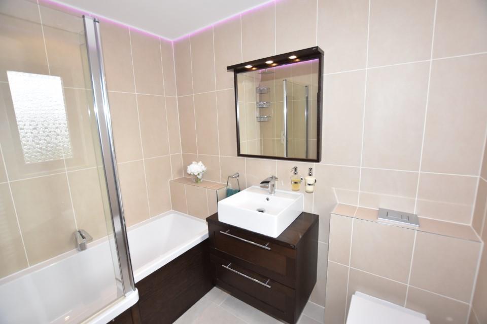 Master En Suite (Custom).JPG