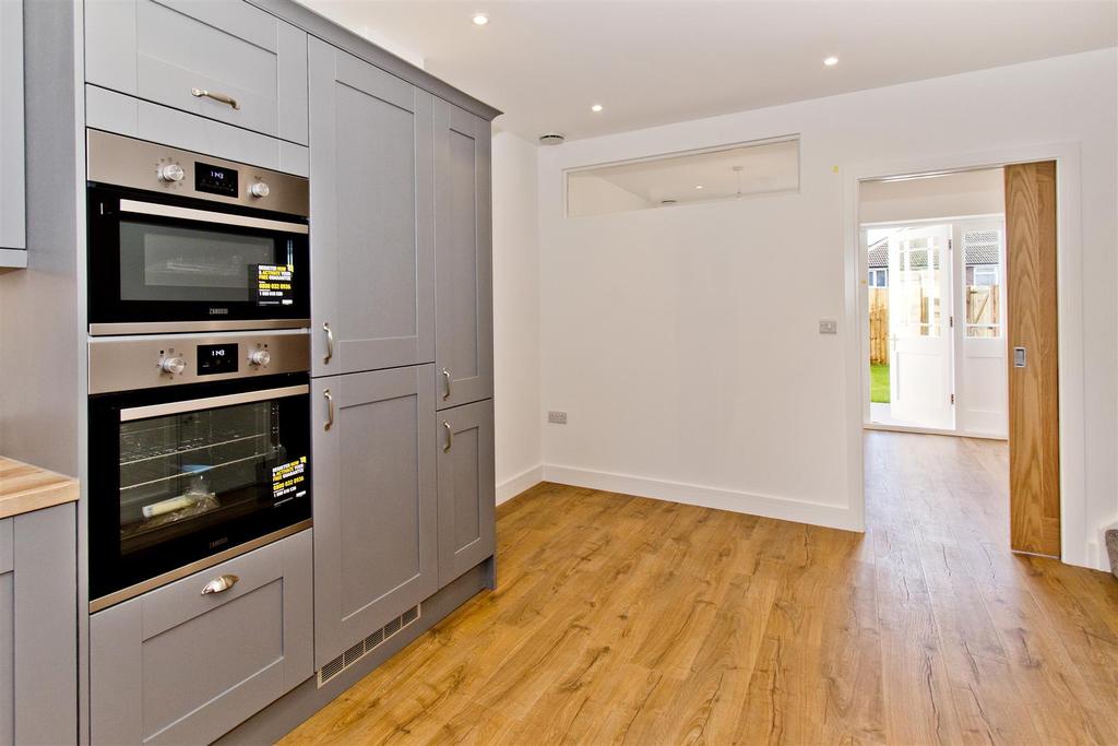 Hollywood Lane, Wainscott, Rochester 3 bed detached house £399,999