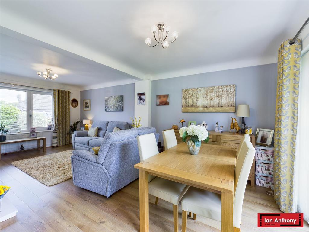 Living room / dining room