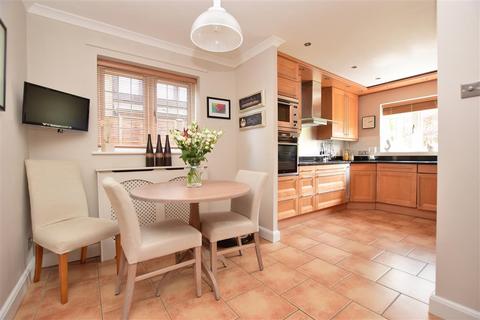 15 Heathcote, Tadworth, KT20 5TH