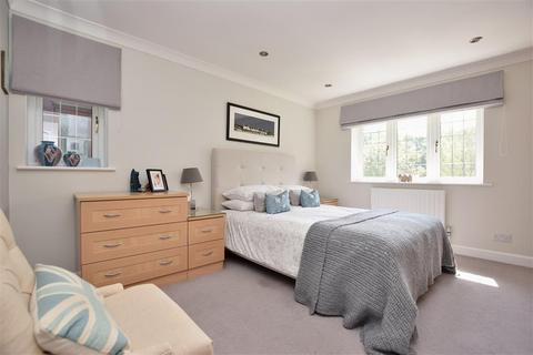 15 Heathcote, Tadworth, KT20 5TH
