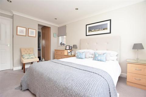 15 Heathcote, Tadworth, KT20 5TH