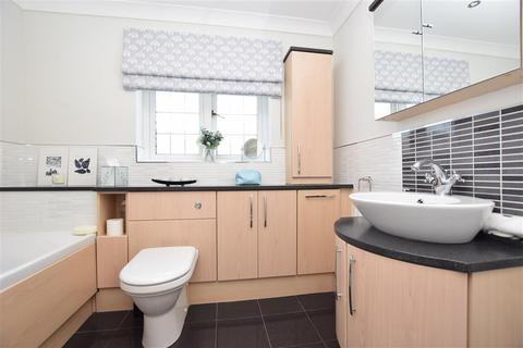 15 Heathcote, Tadworth, KT20 5TH