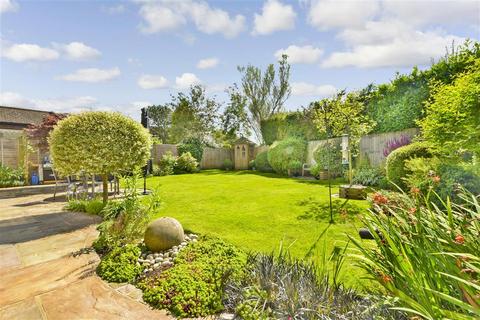15 Heathcote, Tadworth, KT20 5TH