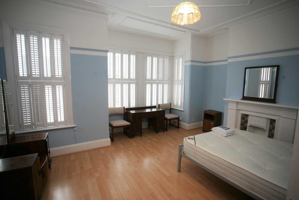 Dorothy Road, Clapham Junction, SW11 4 bed flat £2,500 pcm (£577 pw)