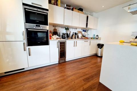 3 bedroom flat to rent, 7 Queensland Road, Drayton Park