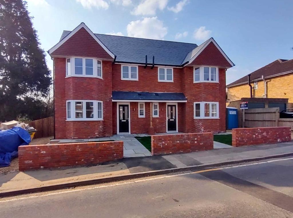 BRAND NEW SEBRIGHT ROAD, Boxmoor, HP1 3 bed semidetached house £