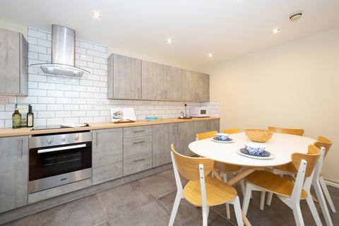 6 bedroom terraced house to rent, 24 Chestnut Avenue, Hyde Park, Leeds, LS6 1BA