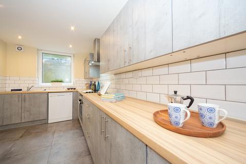 6 bedroom terraced house to rent, 24 Chestnut Avenue, Hyde Park, Leeds, LS6 1BA