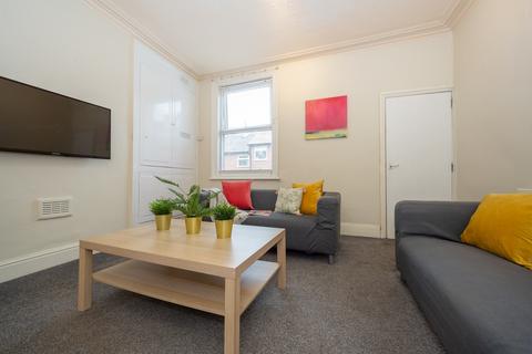 6 bedroom terraced house to rent, 24 Chestnut Avenue, Hyde Park, Leeds, LS6 1BA