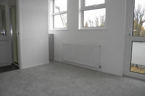 4 bedroom terraced house to rent, Derwent Road, Meads