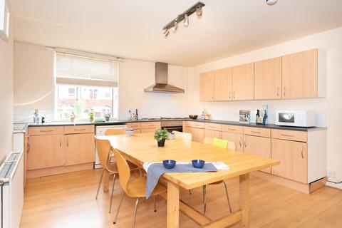 8 bedroom terraced house to rent, 26 Manor Terrace, Headingley, Leeds, LS6 1BU