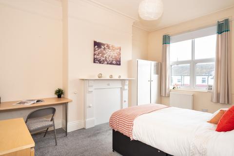 8 bedroom terraced house to rent, 26 Manor Terrace, Headingley, Leeds, LS6 1BU