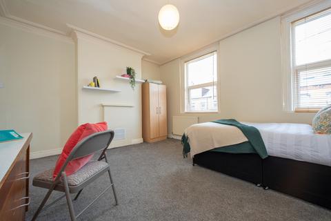 5 bedroom townhouse to rent, 3 Ashville Avenue, Hyde Park, Leeds, LS6 1LX