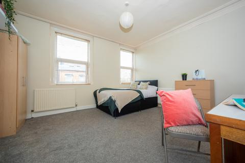 5 bedroom townhouse to rent, 3 Ashville Avenue, Hyde Park, Leeds, LS6 1LX