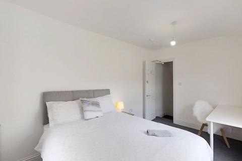 6 bedroom house share to rent, Double room with Ensuite available - Windmill Road, Gillingham
