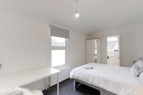6 bedroom house share to rent, Double room with Ensuite available - Windmill Road, Gillingham