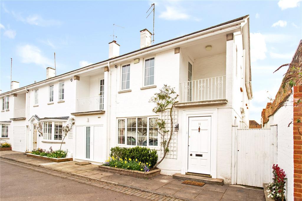 Rupert Close, HenleyonThames, Oxfordshire, RG9 3 bed semidetached house £1,100,000