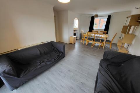 2 bedroom apartment to rent, Mallow Street, Hulme, Manchester. M15 5GE