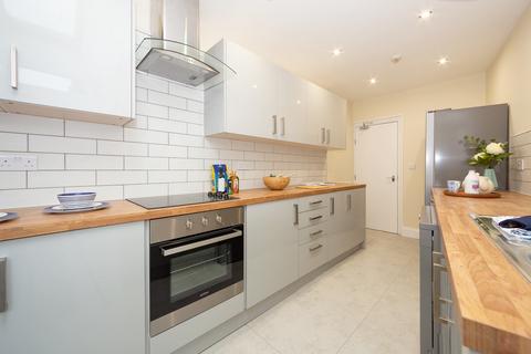 81 Headingley Mount, Headingley, Leeds, LS6 3EW